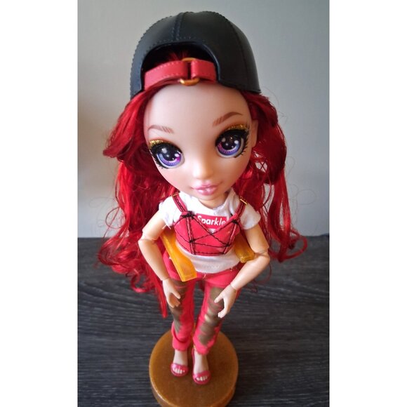 MGA Rainbow High Ruby Anderson 2019 Series Outfit Stand Comb Red Hair Doll Toy - Picture 2 of 4